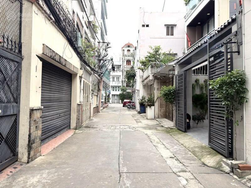 7.8 tỷ  nhà dt 56 m2 (4x15)  huỳnh văn bánh. chỉ 1 căn ra mt ô tô. vị trí thuận tiện mua ở