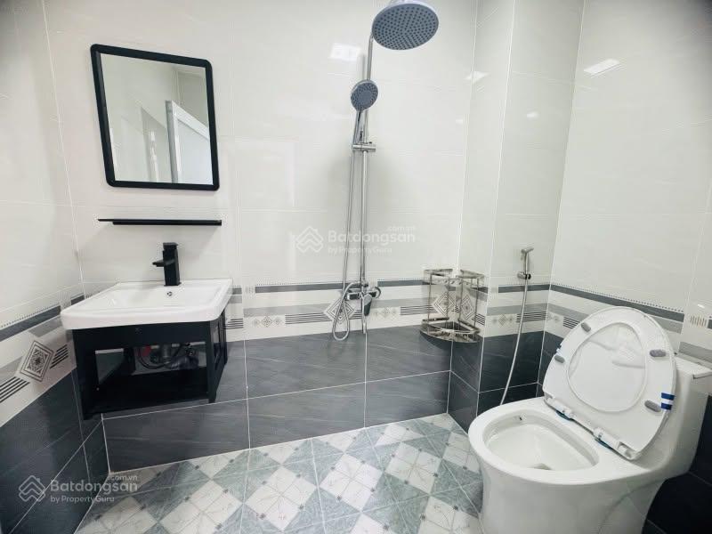 Bán nhanh nhà 61 m2, đẹp ở hoặc kinh doanh, hẻm thông, giá 6.x tỷ.