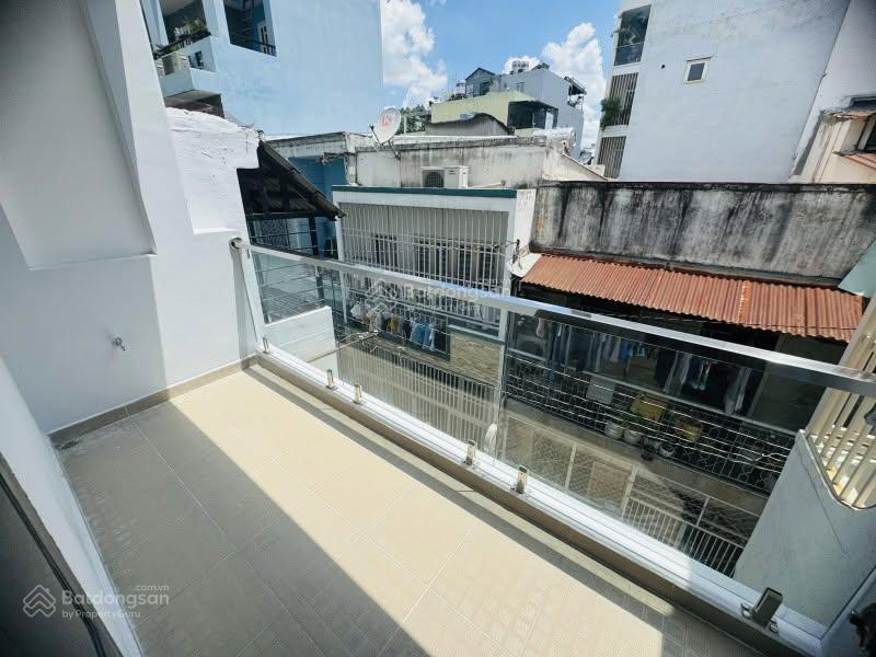 Bán nhanh nhà 61 m2, đẹp ở hoặc kinh doanh, hẻm thông, giá 6.x tỷ.