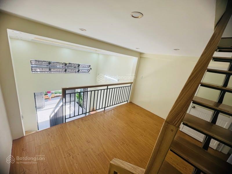 Bán nhanh nhà 61 m2, đẹp ở hoặc kinh doanh, hẻm thông, giá 6.x tỷ.
