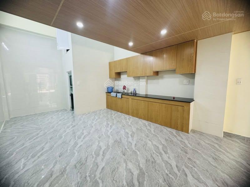 Bán nhanh nhà 61 m2, đẹp ở hoặc kinh doanh, hẻm thông, giá 6.x tỷ.