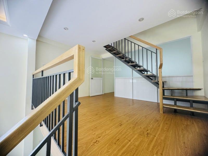 Bán nhanh nhà 61 m2, đẹp ở hoặc kinh doanh, hẻm thông, giá 6.x tỷ.