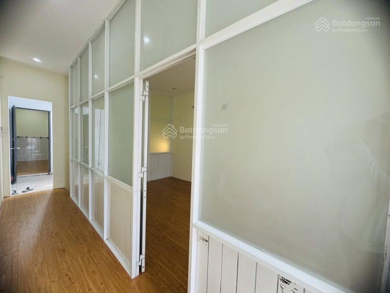 Bán nhanh nhà 61 m2, đẹp ở hoặc kinh doanh, hẻm thông, giá 6.x tỷ.