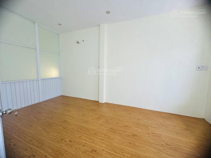 Bán nhanh nhà 61 m2, đẹp ở hoặc kinh doanh, hẻm thông, giá 6.x tỷ.
