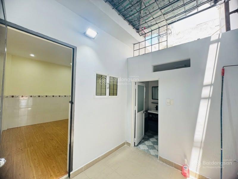 Bán nhanh nhà 61 m2, đẹp ở hoặc kinh doanh, hẻm thông, giá 6.x tỷ.