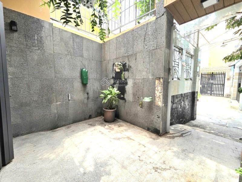 Bán gấp nhà 68 m2, hẻm thông, tiện mua ở, giá 6.99 tỷ (tl).