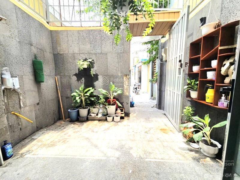 Bán gấp nhà 68 m2, hẻm thông, tiện mua ở, giá 6.99 tỷ (tl).