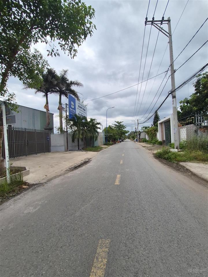 Đất góc 2 mặt tiền đường nhựa thông, đất ngang 80m dài 40m