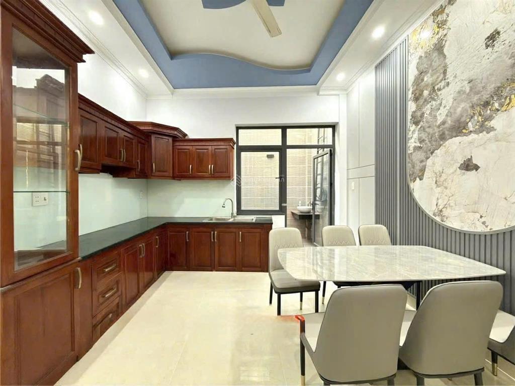 Bán nhà trệt 3 lầu, khu nhà lầu vip, đường nhựa 10m. với diện tích cực khủng