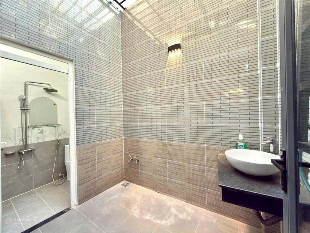 Bán nhà trệt 3 lầu, khu nhà lầu vip, đường nhựa 10m. với diện tích cực khủng