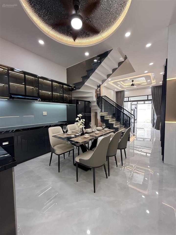 Bán nhà 1/ đường lớn, nhà 4 x 21,2m và được xây mới 100%. tặng kèm full nội thất