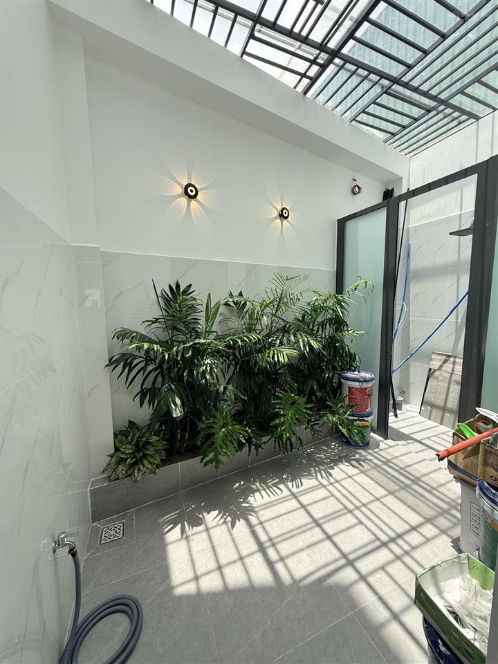Bán nhà 1/ đường lớn, nhà 4 x 21,2m và được xây mới 100%. tặng kèm full nội thất