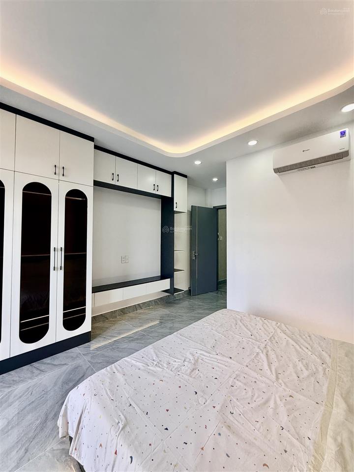 Nhà có thang máy, 4x16 trệt lửng 3 lầu full nội thất, xây mới 100%