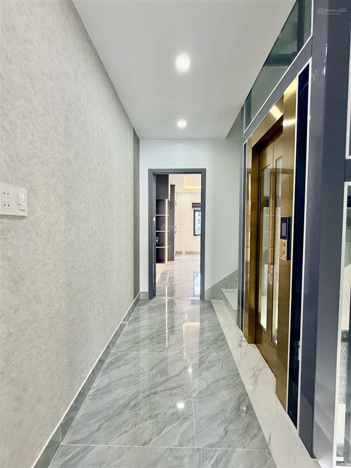 Nhà có thang máy, 4x16 trệt lửng 3 lầu full nội thất, xây mới 100%