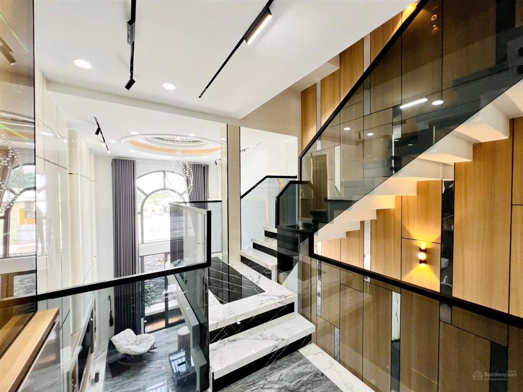 Nhà thiết kế cực đẹp, trệt + lửng + 3 lầu. vị trí vào 1 sẹc chỉ 50m, hẻm 8m