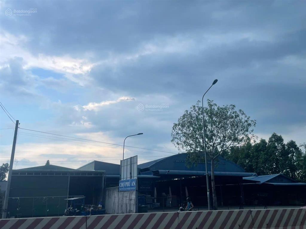 Bán đất mặt tiền đt744 có sẵn 300m² thổ cư và kho xưởng, sát bên chợ phú an, kinh doanh ngay