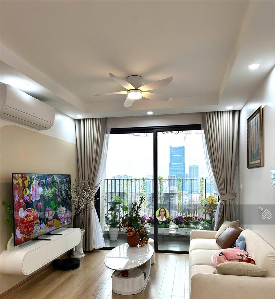 Căn hộ 2 phòng ngủ cho thuê tại vinhomes d'capitale, thiết kế đẹp hiện đại, đủ đồ, view bể bơi