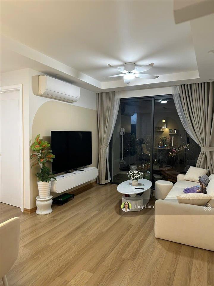 Căn hộ 2 phòng ngủ cho thuê tại vinhomes d'capitale, thiết kế đẹp hiện đại, đủ đồ, view bể bơi
