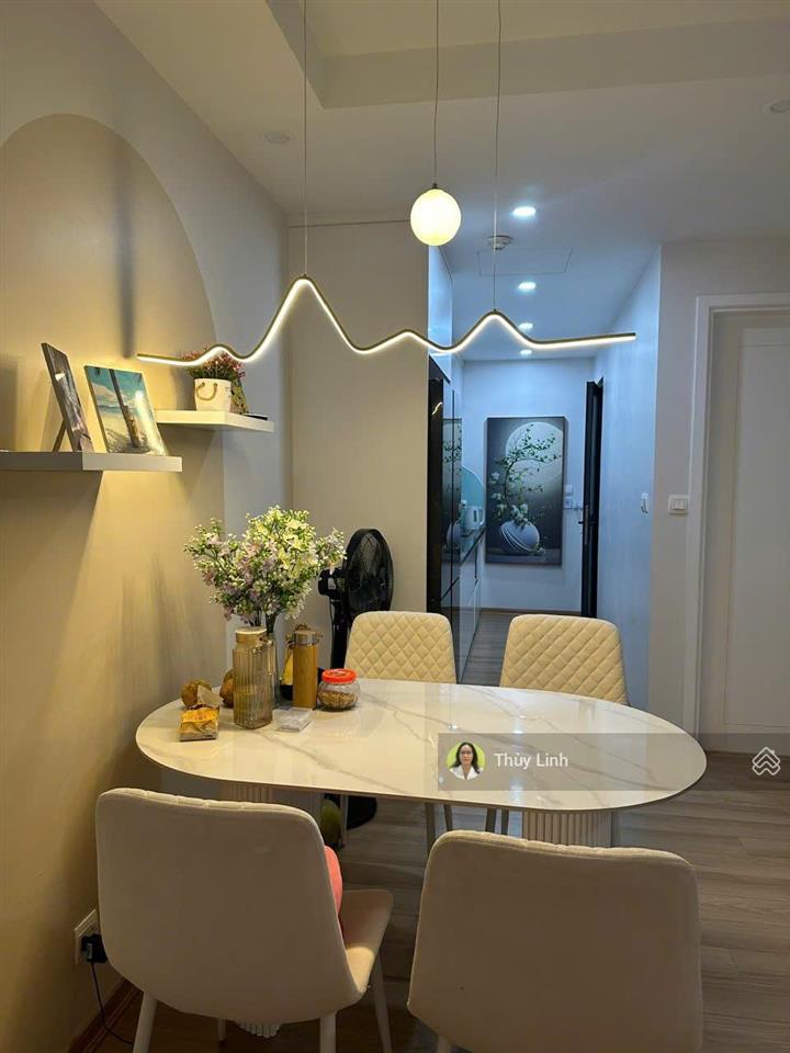 Căn hộ 2 phòng ngủ cho thuê tại vinhomes d'capitale, thiết kế đẹp hiện đại, đủ đồ, view bể bơi