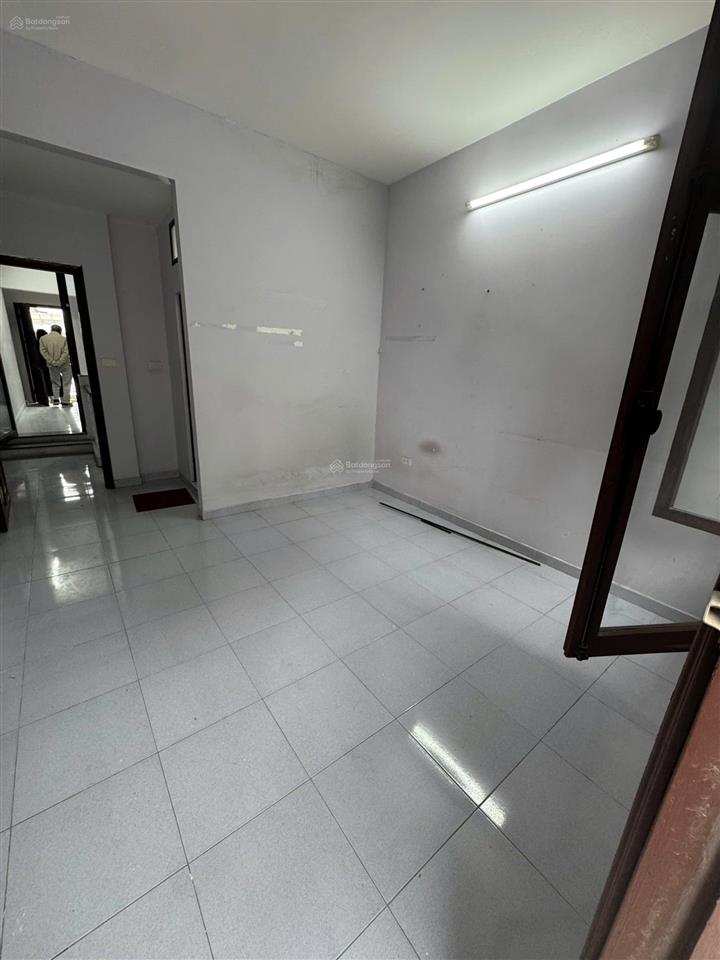 Cho thuê nhà riêng 3 tầng phố hà kế tấn