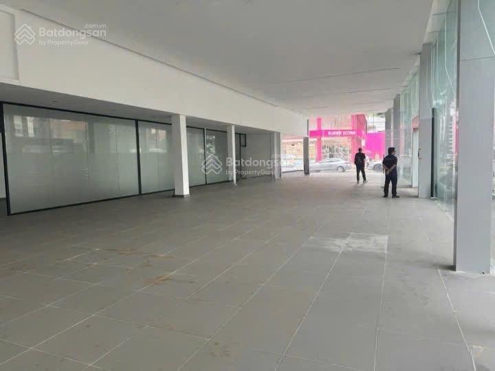 Cho thuê góc 2 mặt tiền ngang 30m quận 5