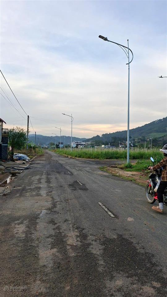Bán đất cách đà lạt 15 phút, full thổ cư view núi voi và hồ lê thứ. 180m2 đường nhựa 6m.