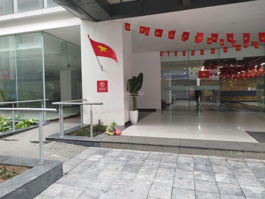 Cho thuê nhà mb làm trường mầm non, nhà trẻ tầng 1 tòa t&t định công dt 808m2 giá 180tr/th