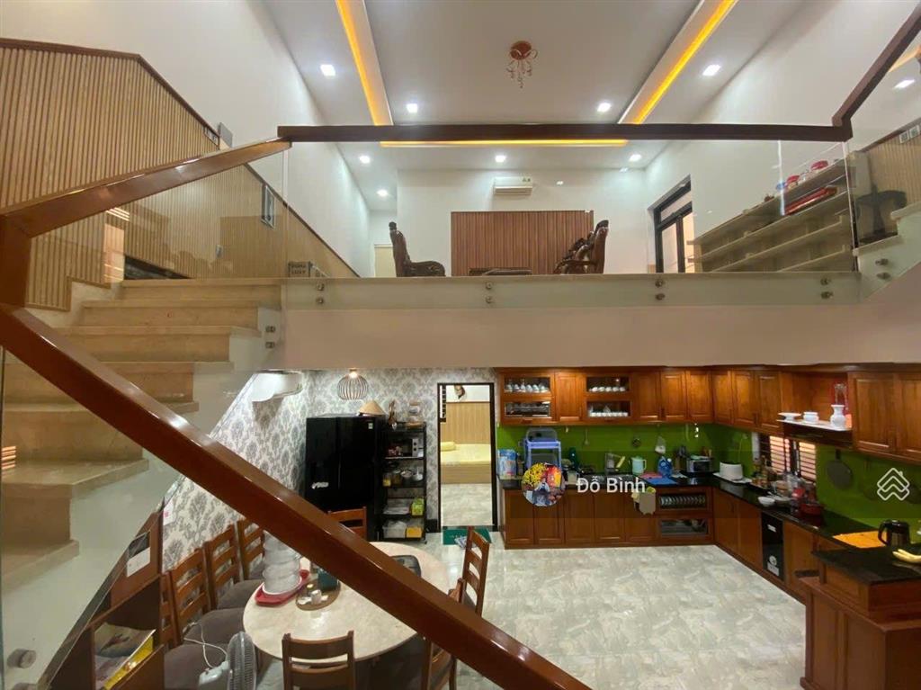 Cho thuê nhà 3 tầng lô góc 2 mặt tiền trần can  như hình