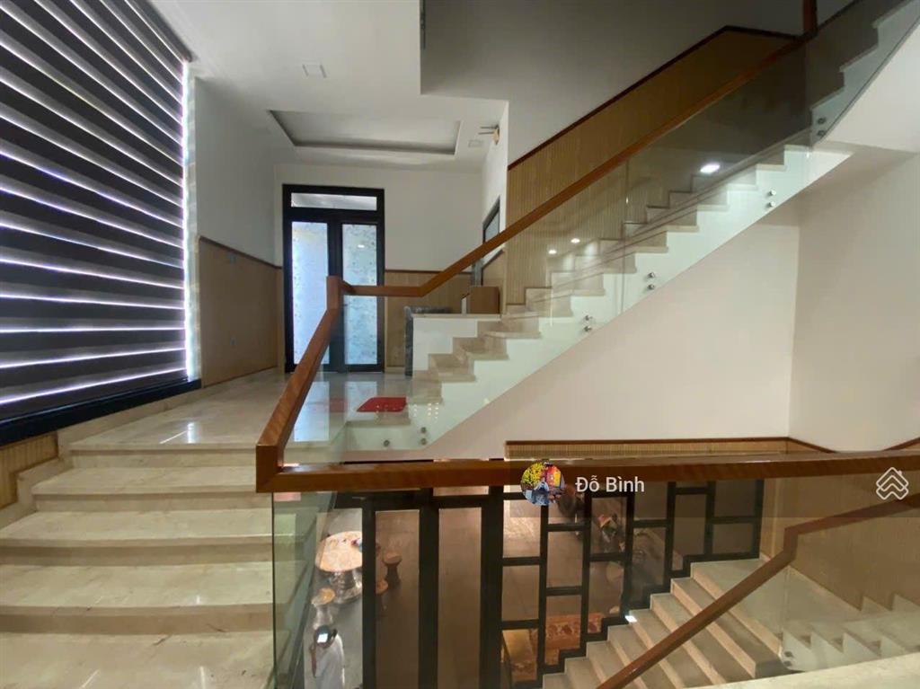 Cho thuê nhà 3 tầng lô góc 2 mặt tiền trần can  như hình