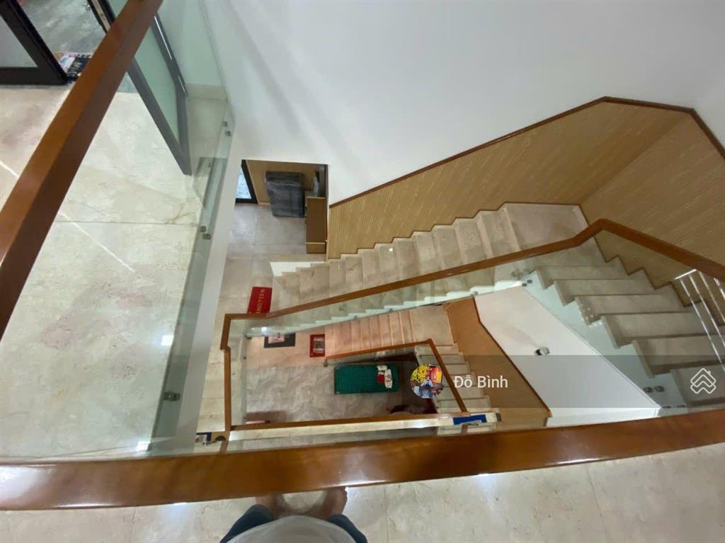 Cho thuê nhà 3 tầng lô góc 2 mặt tiền trần can  như hình