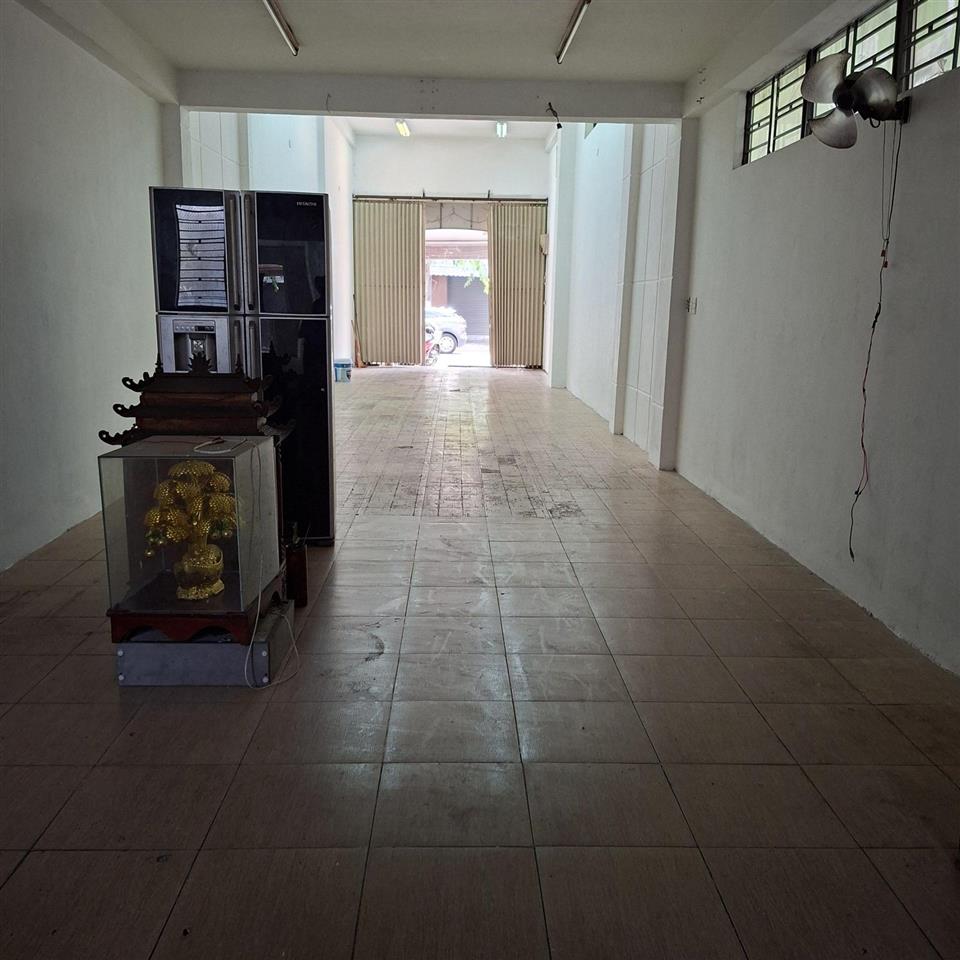Cho thuê nhà 3 tầng đường núi thành  thông suốt  rộng