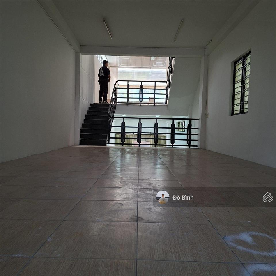 Cho thuê nhà 3 tầng đường núi thành  thông suốt  rộng
