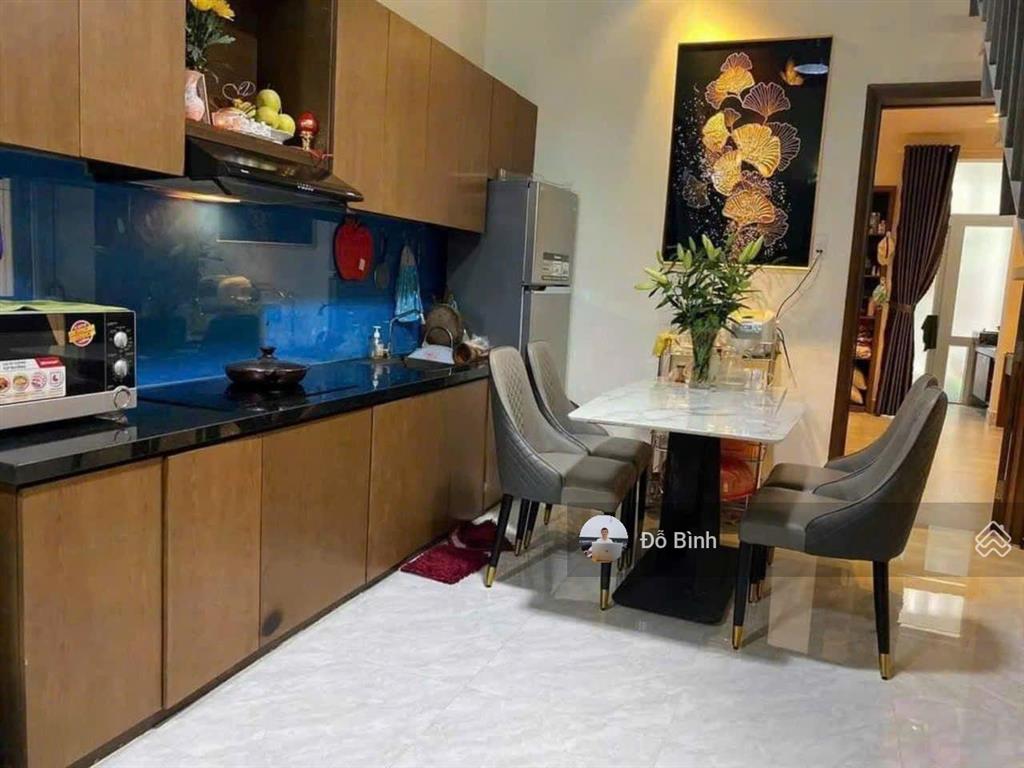 Cho thuê nhà 2 tầng nguyễn hữu hào  có sân vườn  khu mát mẻ  an ninh  đủ nội thất