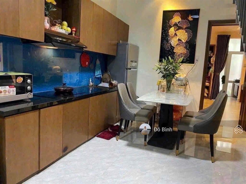 Cho thuê nhà 2 tầng nguyễn hữu hào  có sân vườn  khu mát mẻ  an ninh  đủ nội thất