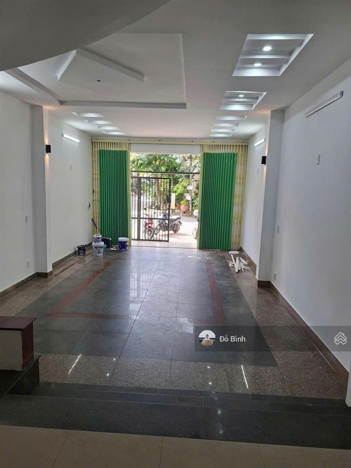 Cho thuê nhà 2 tầng đường hàn thuyên  phòng khách rộng  4 phòng ngủ  gần 30/4