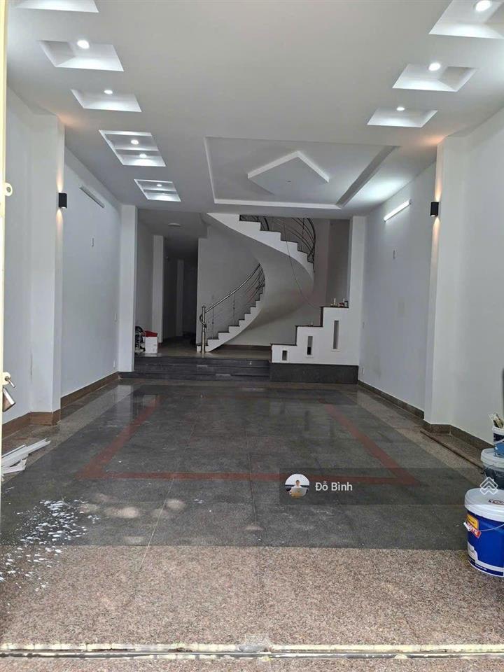 Cho thuê nhà 2 tầng đường hàn thuyên  phòng khách rộng  4 phòng ngủ  gần 30/4