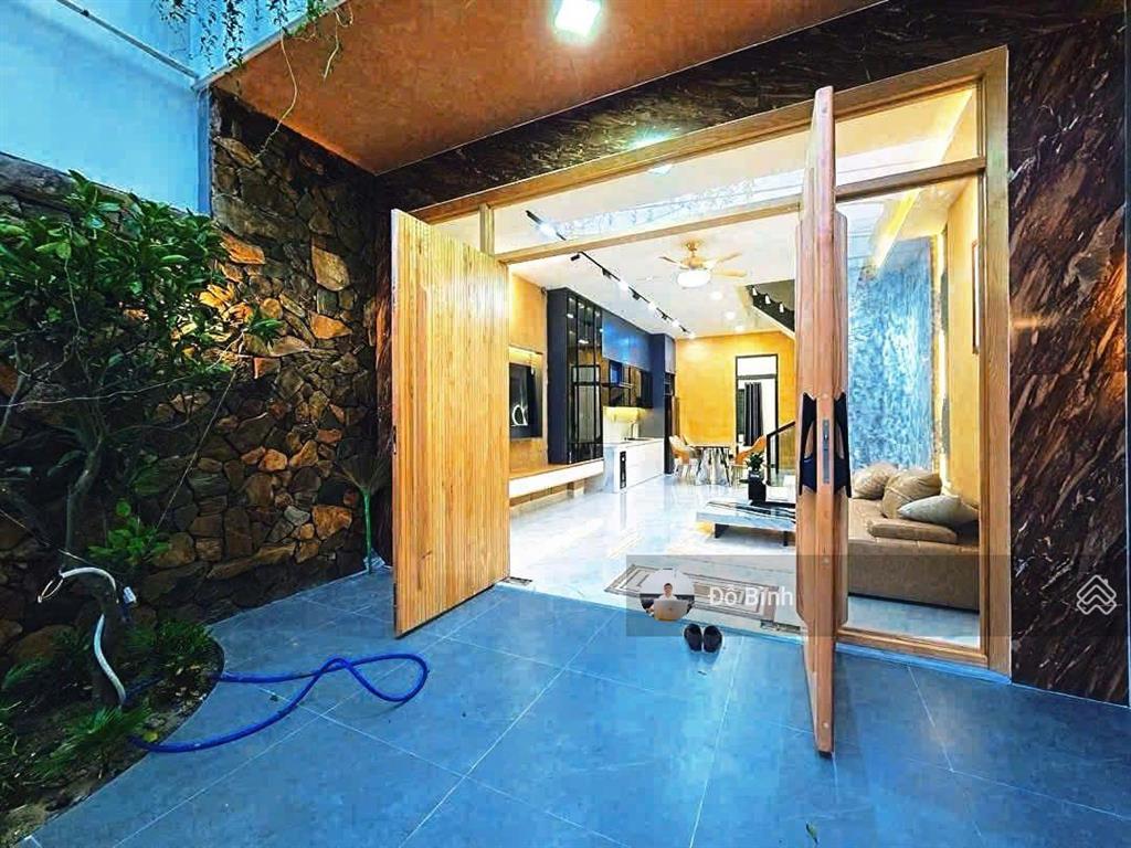 Cho thuê nhà 3 tầng rất đẹp đường hòa minh 21  đầy đủ nội thất
