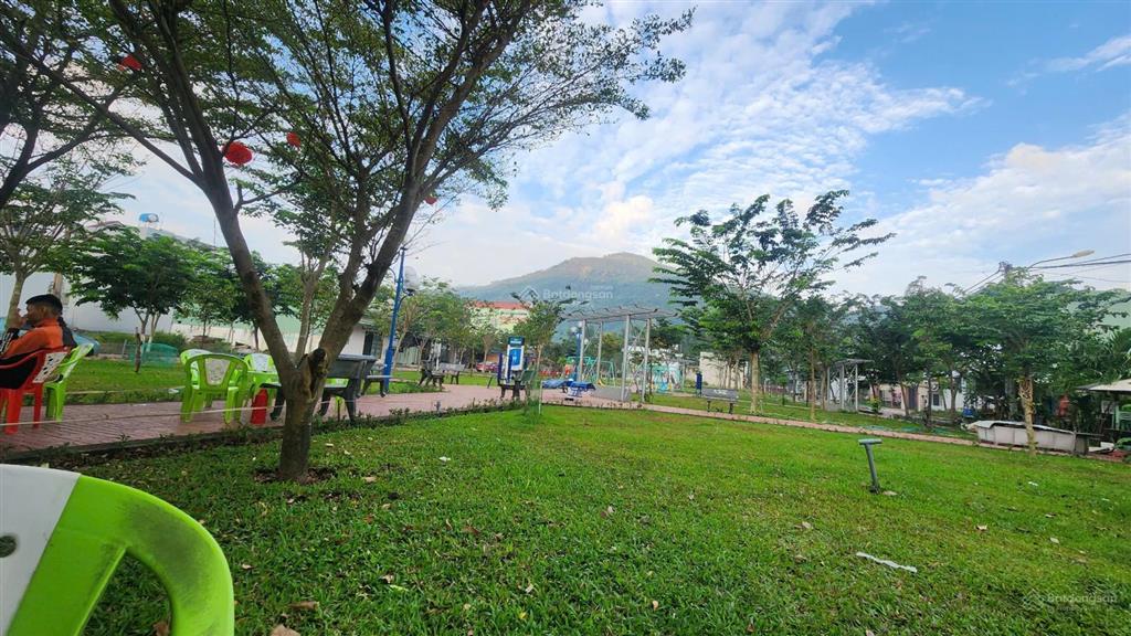 Bán nhà mặt tiền công viên 508