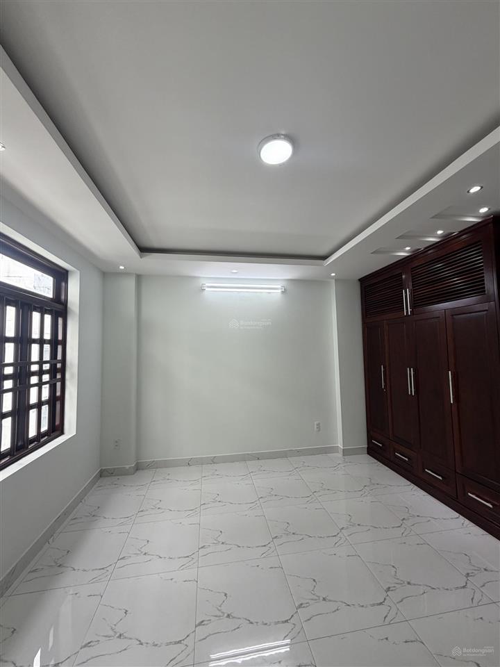 Bán nhà 1 hầm 3 lầu đường 9 mét khu dân cư