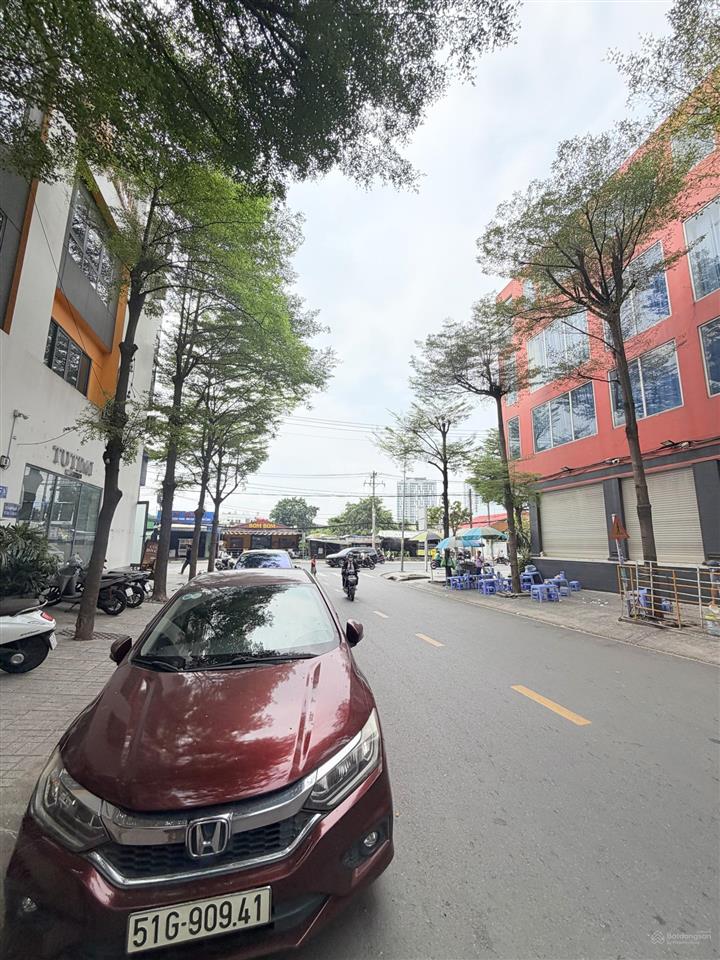 Bán nhà 1 hầm 3 lầu đường 9 mét khu dân cư