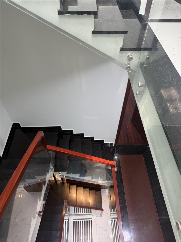 Bán nhà 1 hầm 3 lầu đường 9 mét khu dân cư