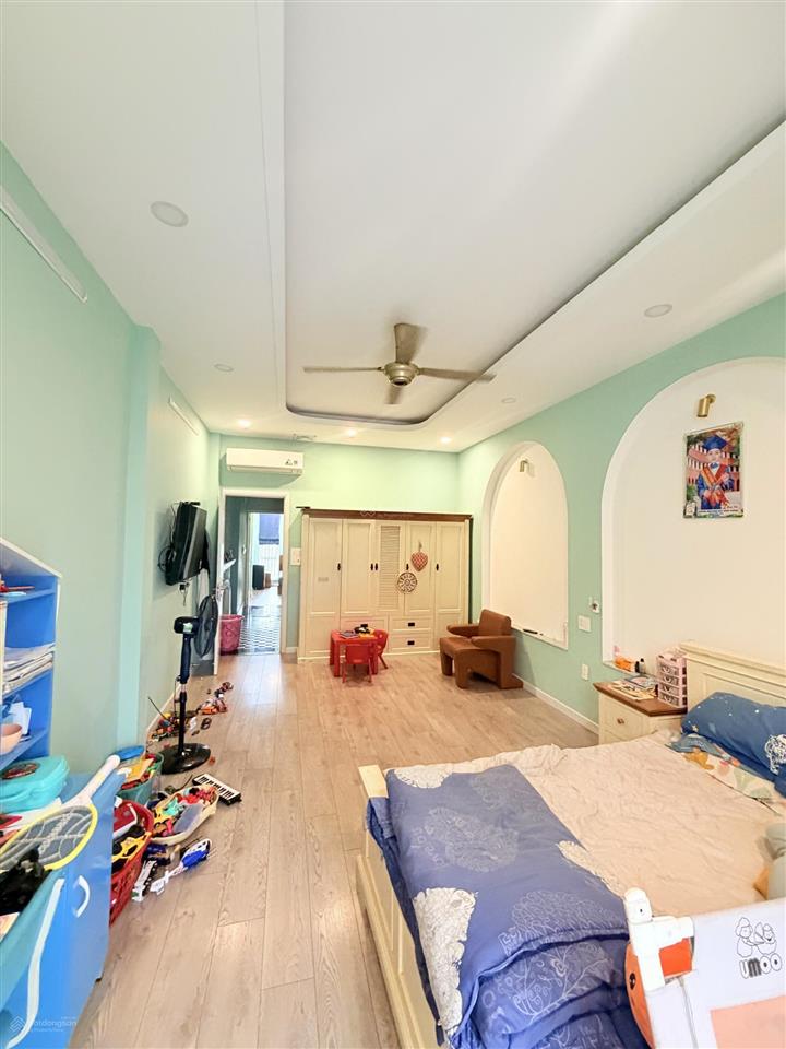 Bán nhà 4 lầu (4,5 x18 ) sát vạn phúc city đường 8 mét