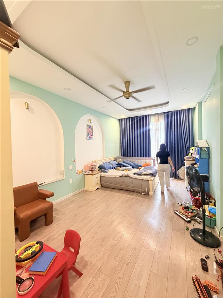 Bán nhà 4 lầu (4,5 x18 ) sát vạn phúc city đường 8 mét