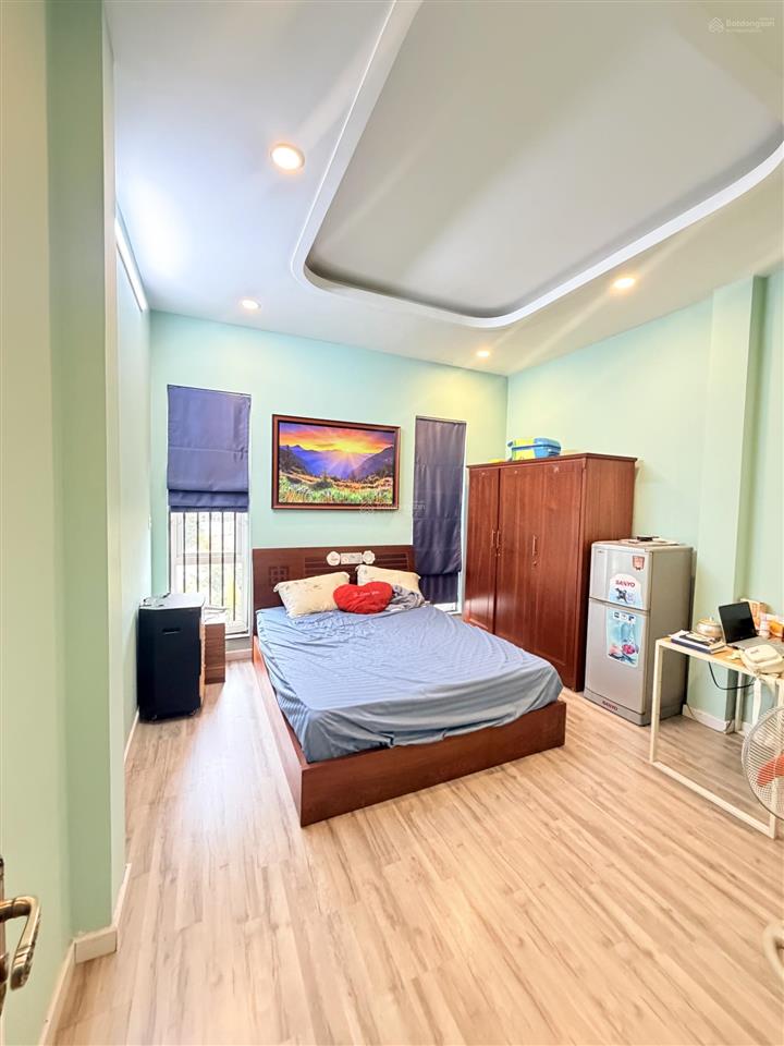 Bán nhà 4 lầu (4,5 x18 ) sát vạn phúc city đường 8 mét