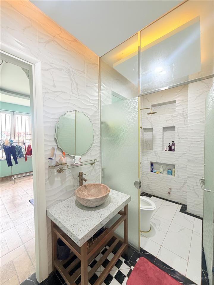 Bán nhà 4 lầu (4,5 x18 ) sát vạn phúc city đường 8 mét