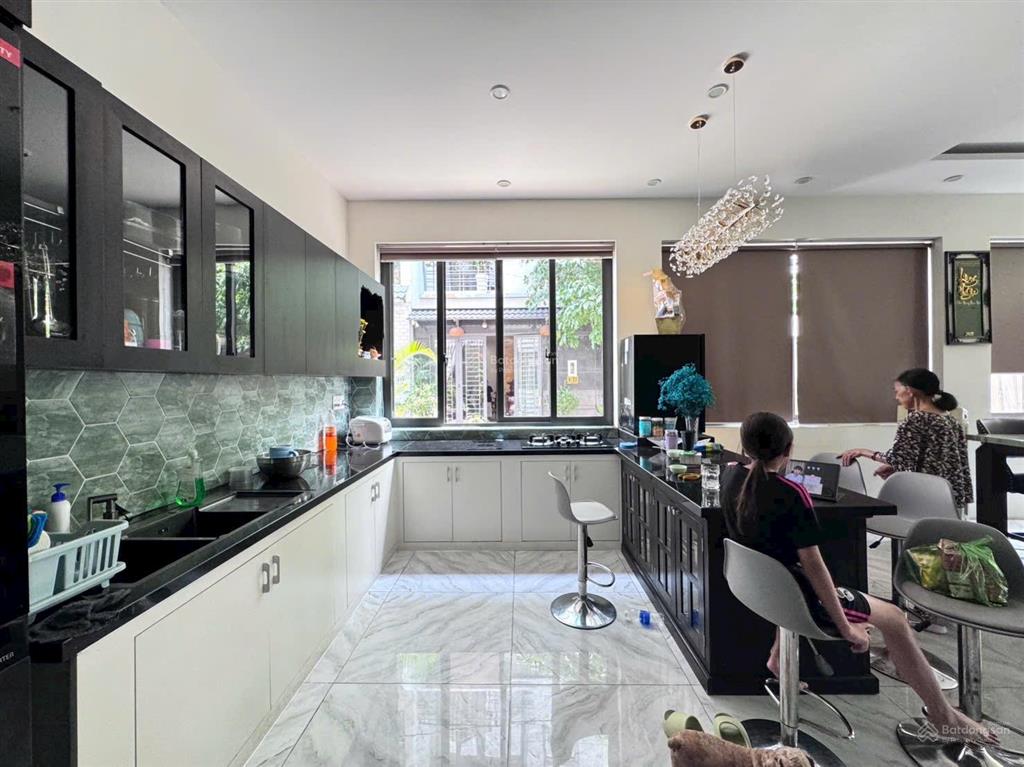 Bán biệt thự mini góc 2 mặt tiền ngang 6,4 mét có thang máy sát vạn phúc city
