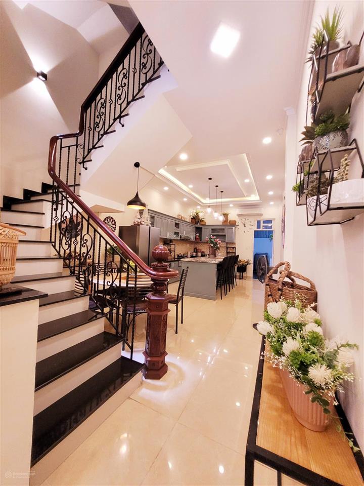 Bán nhà 3 lầu gần sát khu hồng long thủ đức