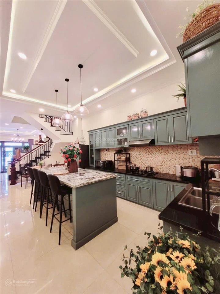 Bán nhà 3 lầu gần sát khu hồng long thủ đức