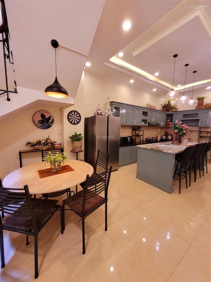 Bán nhà 3 lầu gần sát khu hồng long thủ đức