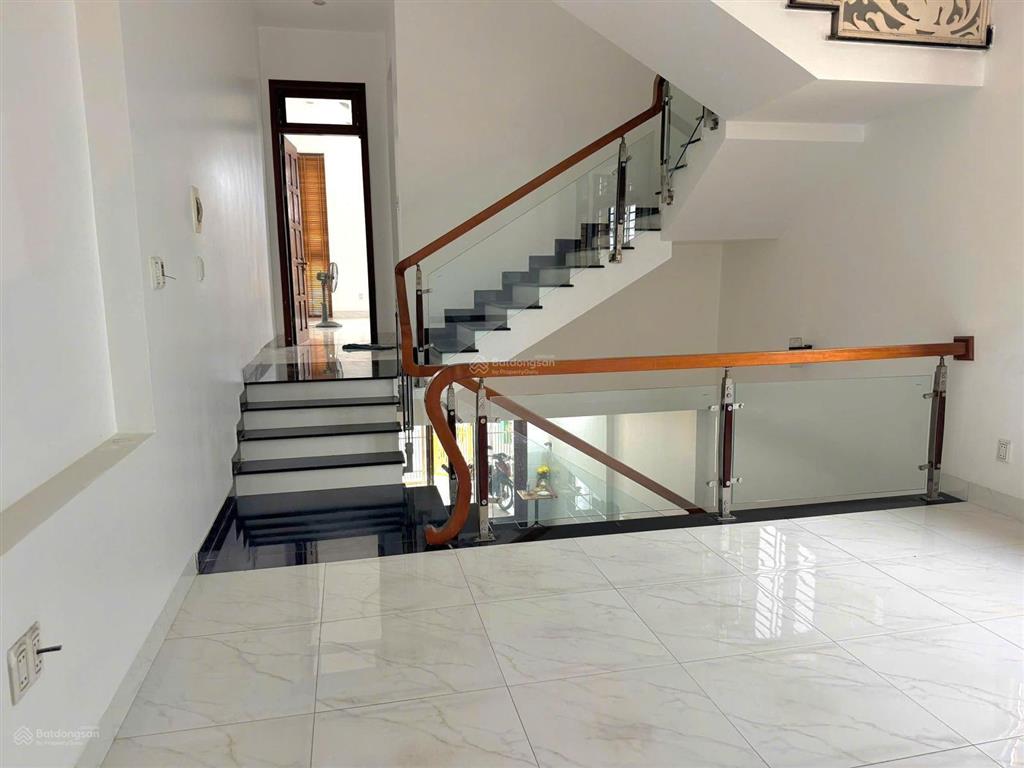 Cho thuê nhà nguyên căn mới đẹp, full nội thất3 tầng mt trương định, bãi tắm biển mân thái, s.trà